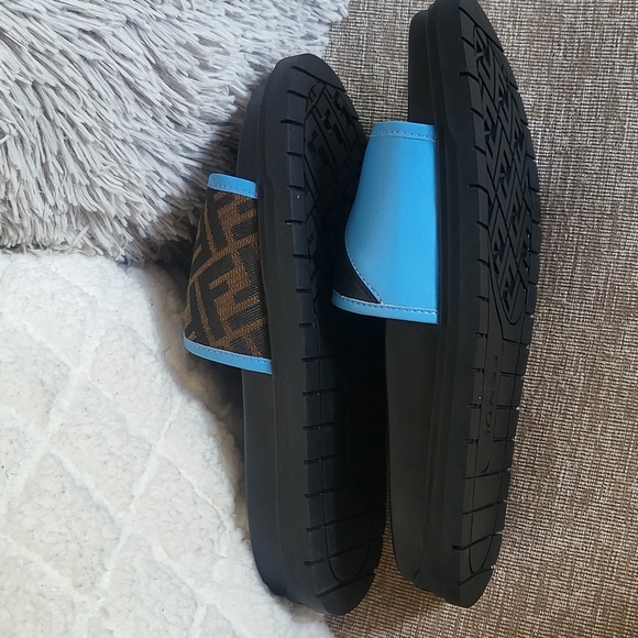 Fendi Diagonal Slides
BrownFF jacquard leather slides - Picture 4 of 10